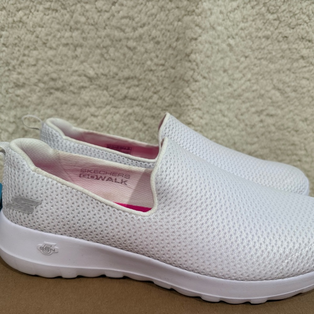 Skechers White Go Walk Slip-Ons 9.5 comfort brand new